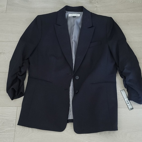 Tahari suit - Picture 2 of 4